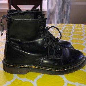 Dr Martens original boots. Black sz men’s 8 w 10